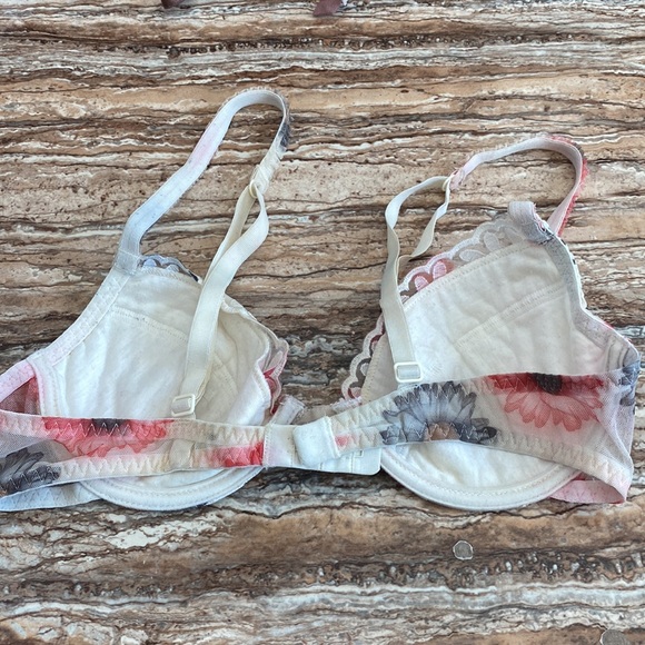 2/$20. Incredible Papillon ladies bra made in Italy in size 32B. - Picture 2 of 8